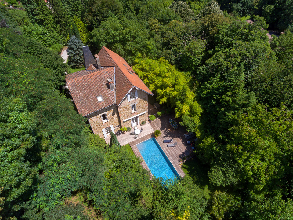 Vue aérienne du Manoir des Lacs