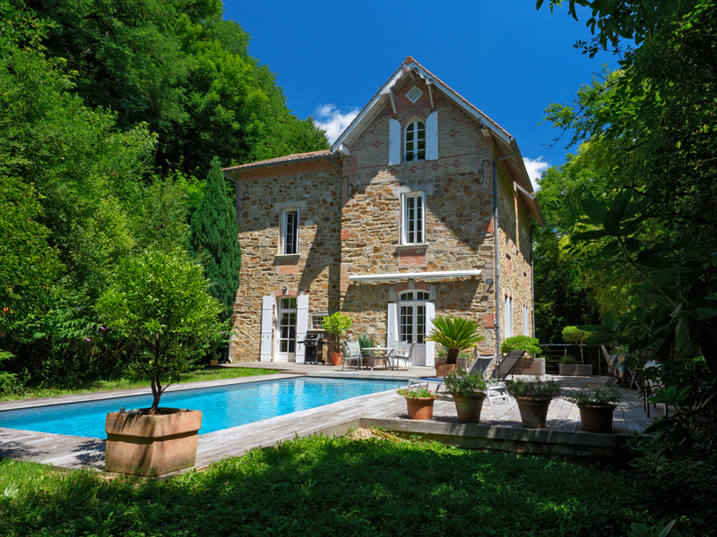 Vue sur la piscine du Manoir des Lacs